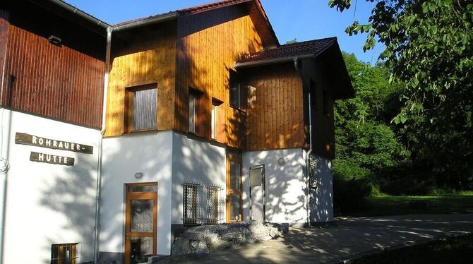 Mehr Platz dank eines Anbaus: Die Rohrauer Hütte nahe des Rutschenfelsens ist modernisiert worden. FOTO: V