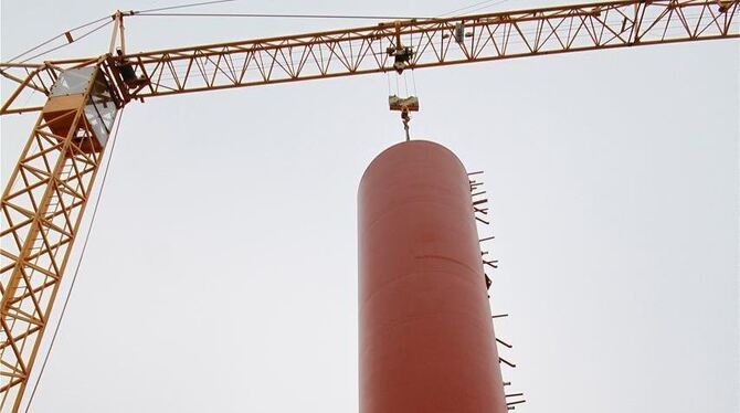 Mehr als drei Stockwerke hoch ist der Speichertank. FOTO: HAMMER