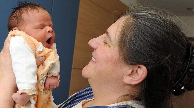 Klein-Maria hat elf Geschwister, wird im April Tante und genießt die liebevolle Zuwendung von Mama Anneliese Gross. GEA-FOTO: PA