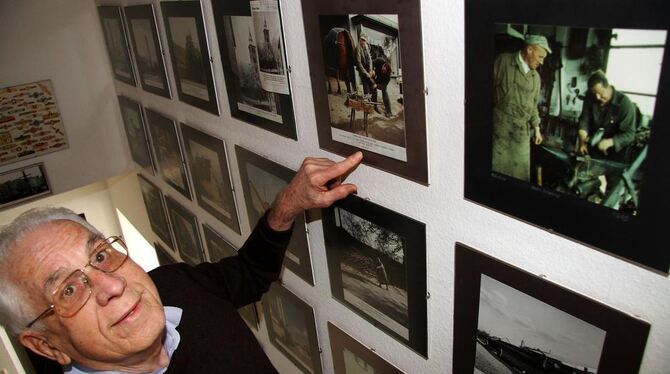 Leidenschaftlicher Hobbyfotograf: Gerhard Dümmel vor einer Wand mit eigenen Fotografien.  FOTO: KOZJEK