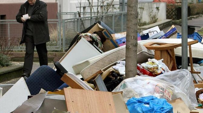 Für manche ist der Sperrmüll eine Fundgrube. Doch wer es professionell macht, riskiert eine Strafe.  ARCHIVFOTO: DPA