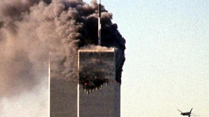 Das zweite Flugzeug steuert auf den noch unversehrten Turm des World Trade Centers in New York zu (Archivfoto vom 11.09.2001)