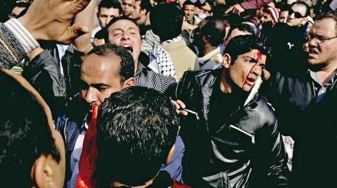 Mubarak-Anhänger und Gegner liefern sich blutige Straßenschlachten auf dem Tahrir-Platz in Kairo.