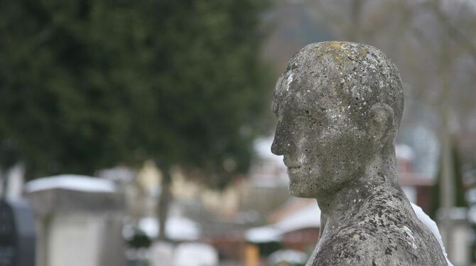 Die Zeit der pompösen Grabmale ist auf dem Bad Uracher Friedhof »Wölfling« schon lange vorbei. GEA-FOTO: FINK