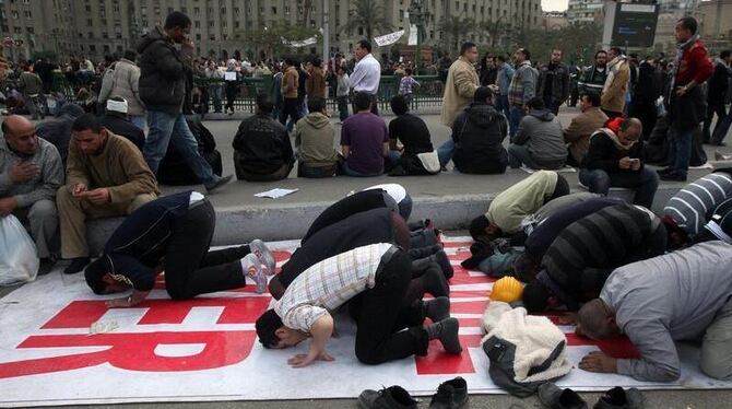 »Game over« ist auf dem Banner zu lesen, auf dem diese Männer sich in Kairo zum Gebet versammelt haben.