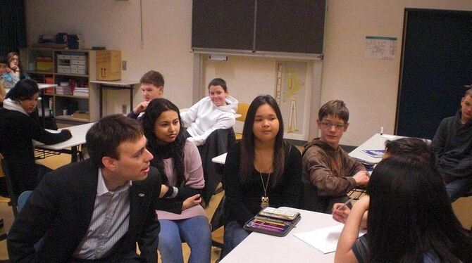 Der SPD-Landesvorsitzende Nils Schmid zu Gast im Klassenzimmer der 8b in der Pfullinger Schloss-Schule. FOTO: PR