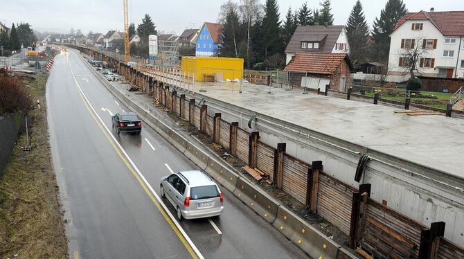 Die doppelte Ortsdurchfahrt in Dußlingen: Links rollt der Verkehr, rechts wächst die erste Tunnelröhre. GEA-FOTO: PACHER