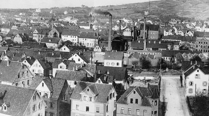 Ein Blick vom Steinenberg im Jahr 1906 auf die ehemalige »Obere Vorstadt« mit den vielen Fabrikschornsteinen entlang der Echaz s