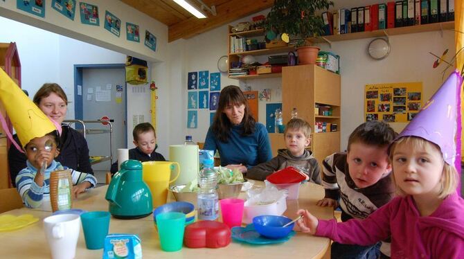 Die Zauberhüte sind selbst gebastelt, bunte Blickpunkte, die verbinden. Jedes Kind ist anders als die anderen. Aber jedes hat se