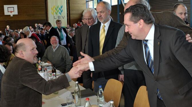 Hände schüttelnd durch den Saal. Ministerpräsident Stefan Mappus (rechts) begrüßt Erwin Pfeifle. FOTOS: NIETHAMMER