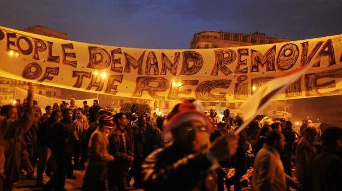 Demonstranten protestieren auf dem Tahrir-Platz in Kairo. Tausende Demonstranten übernachteten auf dem Platz. Es kam zu keine