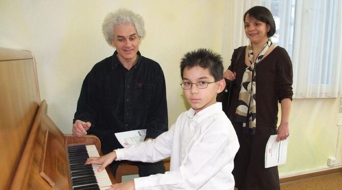 Früh übt sich: David-Aaron Khalil mit Mutter Helga und Julian Trieb.   Beim Wettbewerb spielte der Zehnjährige Stück von Bach, H