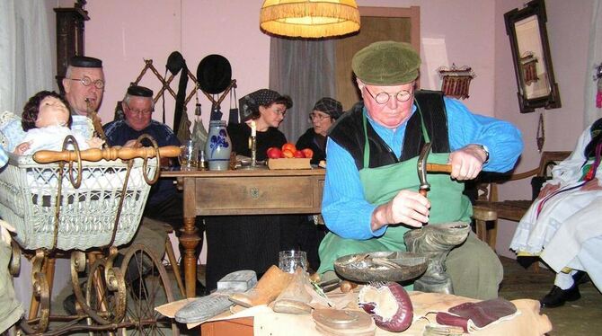 Wilhelm Schall (rechts) beschlägt Schuhe, Walter Riehle (links) schmaucht sein Pfeifle in der Wankheimer Lichtstube. FOTO: WEBER