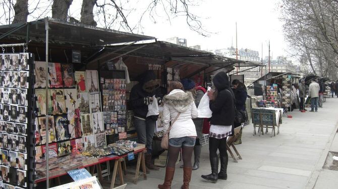 Bücher und Souvenirs am Ufer der Seine. FOTO: DPA