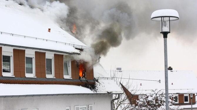 Als Ende Dezember die Pliezhäuser Feuerwehr anrückte, schlugen aus der oberen Wohnung eines Hauses in der Uhlandstraße schon die