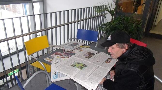 Rentner Albert Henes bei der täglichen Zeitungslektüre im Samariterstift Grafeneck. FOTO: RAPP