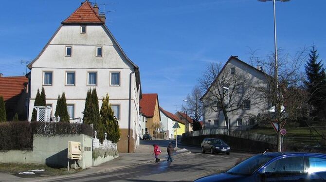 Gesucht: Ein Investor und brauchbare Ideen für Auingens Rathaus und die noch nicht wirklich attraktive Freifläche davor. GEA-FOT