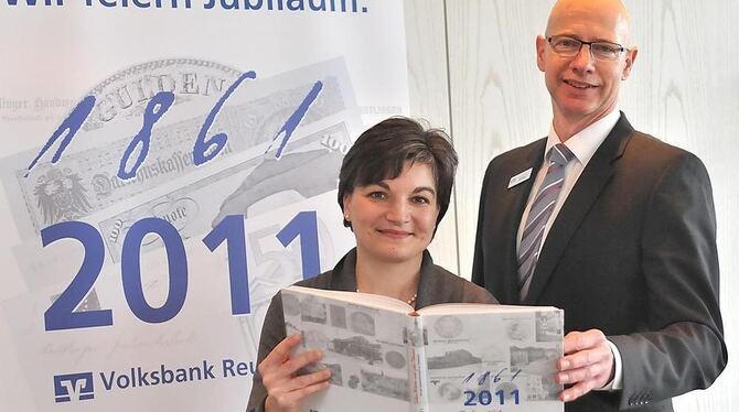 Stolz auf die gebundene Bank-Geschichte: Autorin Andrea Anstädt und Volksbank-Vorstandsmitglied Siegfried Arnold. FOTO: TRINKHAU