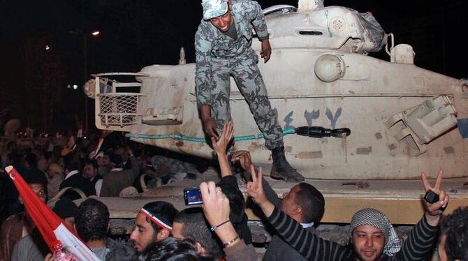 Ägypter auf dem Tahrir-Platz feiern zusammen mit den Soldaten das Ende der Ära Mubarak.