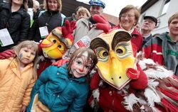 Keine Angst vor Roten Hähnen und anderen Maskenträgern: Geschminkte Kinder (und deren Begleiter) lassen sich gerne mit ihnen fot