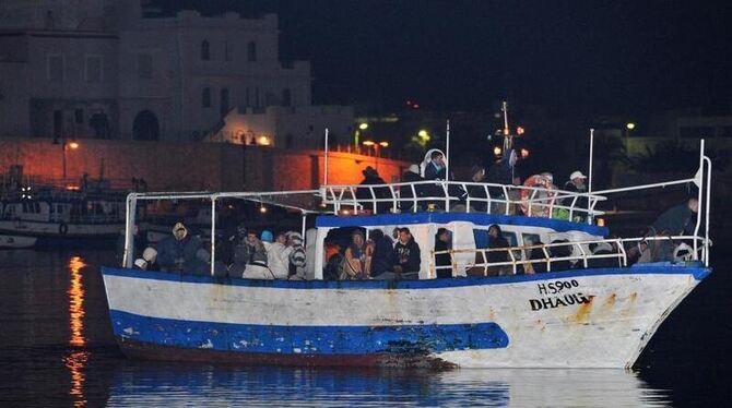 Ein Boot mit Flüchtlingen aus Tunesien im Hafen von Lampedusa.