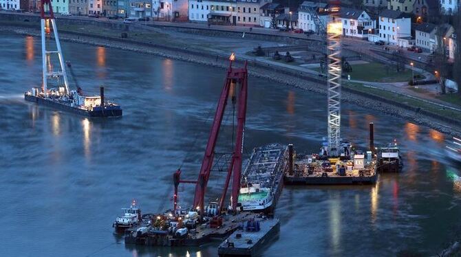 Bergungskräfte haben das bei St.Goarshausen auf dem Rhein gekenterte Säuretankschiff Waldhof wieder aufgerichtet.