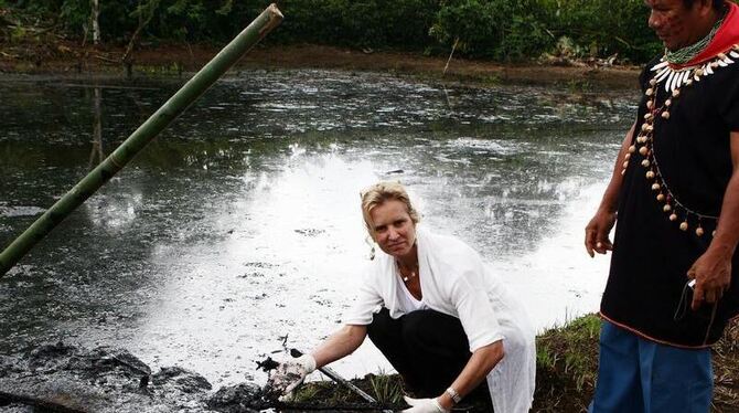 Probenentnahme an einem durch Öl verschmutzten Fluss in Ecuador. (Archivbild)