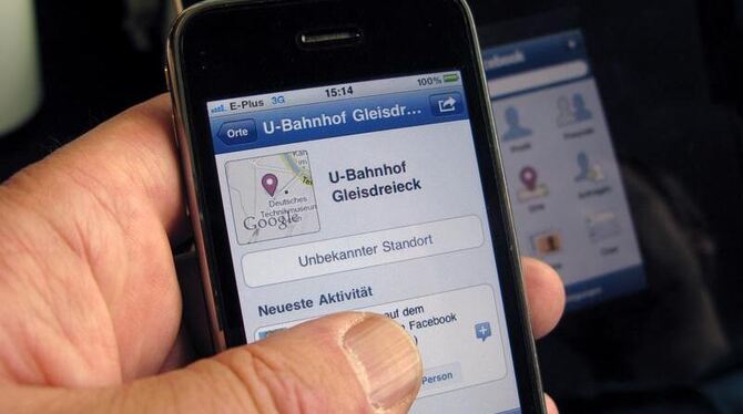 Ein iPhone zeigt den Standort (Berlin, U-Bahnhof Gleisdreick) eines Facebook-Freundes auf dem Display. Bald gibt es Handys, d