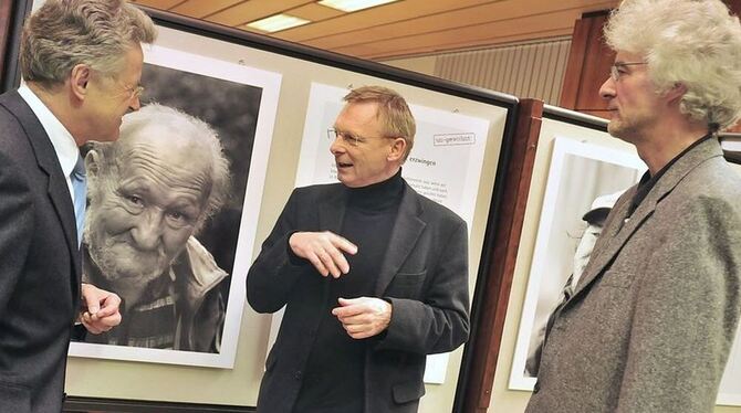 Clemens Janosch (Mitte) im Gespräch mit Eugen Schäufele, Vorstandsvorsitzender der Kreissparkasse Reutlingen (links), und Paul S