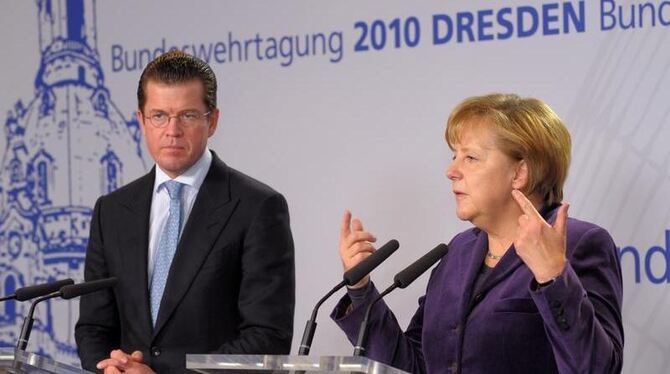 Bundeskanzlerin Angela Merkel und Verteidigungsminister Karl-Theodor zu Guttenberg (Archiv)