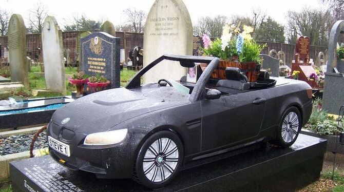 Ein schwarzes Cabrio im Manor Park Friedhof im Nordosten Londons.