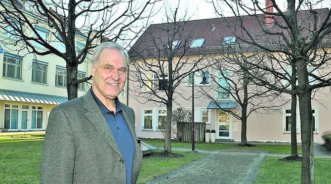 Dr. Alexander Völker auf der großen Grünfläche über der Tiefgarage, die dem »Gartenviertel« seinen Namen gegeben hat. Im Hinterg