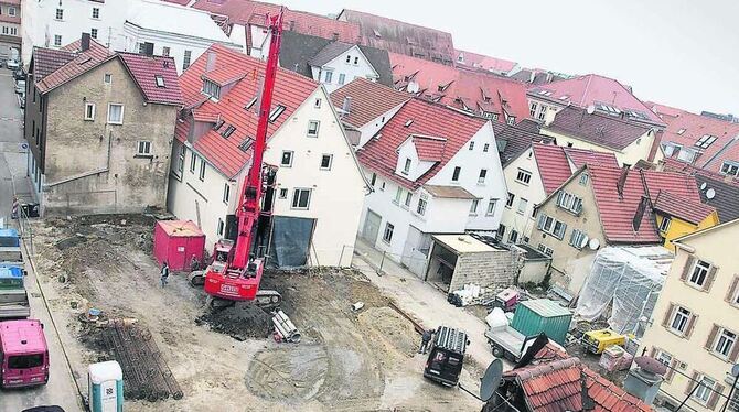 Blick auf das Baufeld für den neuen GWG-Wohnkomplex zwischen Schreiner- und der derzeit gesperrten Schmiedstraße (links). Rechts