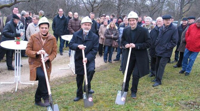 Schonen beim Spatenstich die Arbeitsgeräte (von links): Waltraud Pustal, Bürgermeister Rudolf Heß und Albrecht Reuß vom Büro Rei