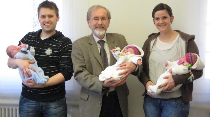 Marc Friebe, Bürgermeister Rudolf Heß und Silke Friebe mit den Drillingen Noah, Lotta und Emma.  FOTO: SV