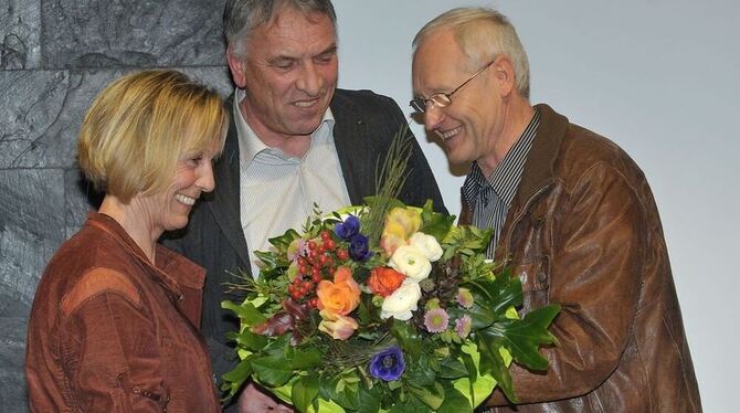 Zum Abschied gibt's Blumen und ein Geschenk, der Vize wird Ehrenpräsident: das Ehepaar Heike und Gert Seeger; Wolfgang Reiske (r