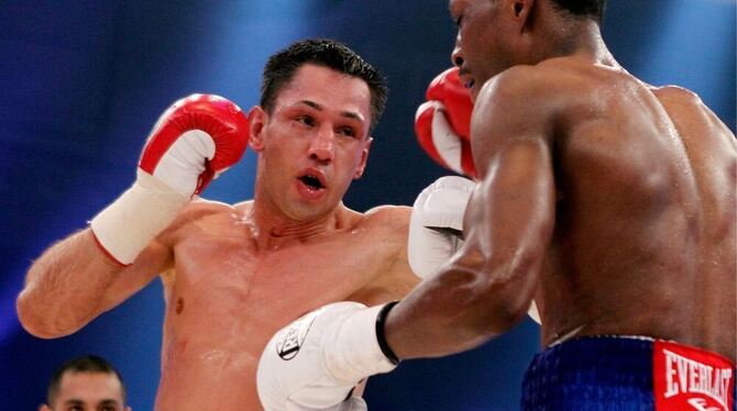 Mittelgewichtler Felix Sturm (rechts) dominiert seine Gegner nach Belieben. Hier ist Ronald Hearns chancenlos.  FOTO: DPA