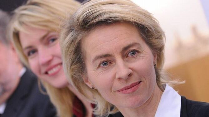 Bundesarbeitsministerin Ursula von der Leyen (r) und SPD-Verhandlungsführerin Manuela Schwesig sprechen nach der Einigung in