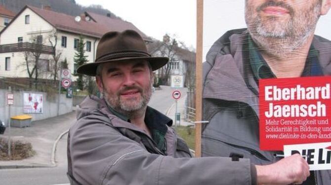 Abbild und Original im Gleichklang: Eberhard Jaensch beim Aufhängen seines Wahlplakats in Lichtenstein.