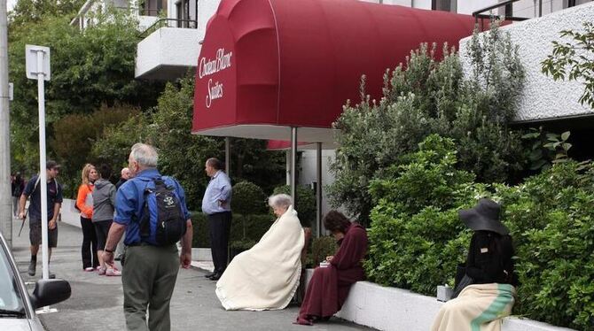 Vor einem Hotel haben sich Menschen in Sicherheit gebracht.