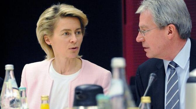 Arbeitsministerin Ursula von der Leyen (CDU) unterhält sich im Bundesrat mit Bundesratspräsident Jens Böhrnsen (SPD).