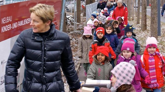 Mit Leiterwagen und Umzugskartons, Eltern, Erzieherinnen, Brüdern und Schwestern unterwegs: Die Kleinen der Kindergärten Bruderh