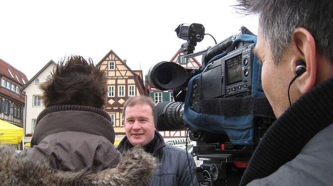 Wahlkampf auf dem Bad Uracher Marktplatz vor laufender TV-Kamera: Der liberale Wahlkreis-Kandidat Andreas Glück. FOTO: KUNZE