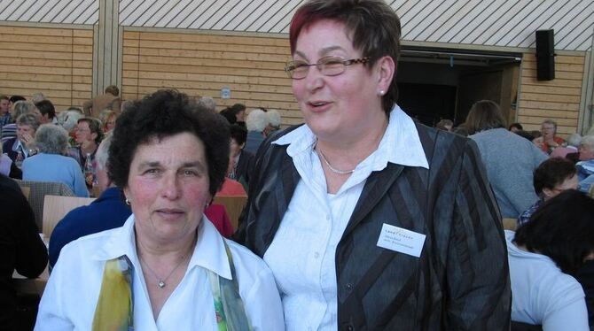 Sind seit zwanzig Jahren Ortsvorsitzende: Maria Knoll aus Dapfen (rechts) und Frida Class aus Strohweiler. GEA-FOTO: OEL