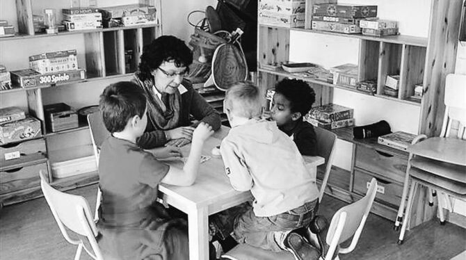 Spielen, singen, erzählen, basteln: Die Gruppe bietet eine Mischung aus Kindergarten und Schule.  FOTO: PR