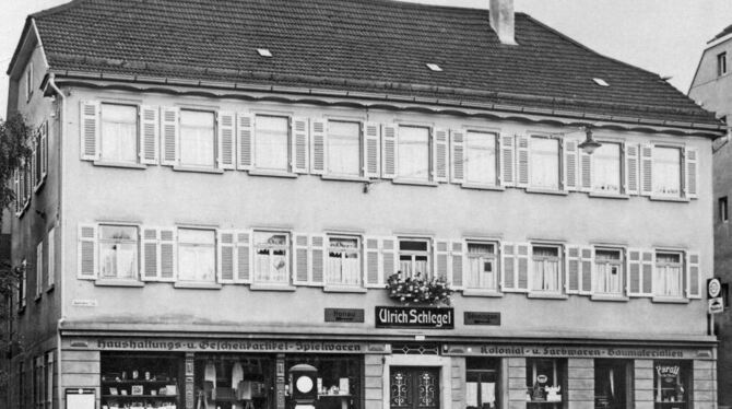 Das Wohn- und Geschäftshaus Schlegel - hier mit Tanksäule vor dem Laden - um das Jahr 1930. FOTO: ARCHIV BURGEMEISTER