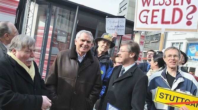 Von Stuttgart-21-Gegnern umringt, die Abgeordneten Hagen Kluck (links) und Dieter Hillebrand (zweiter von rechts) mit dem Sprech