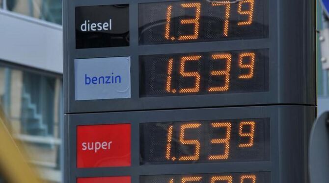 Eine Anzeigentafel für Treibstoff an einer Tankstelle in München: Der Durchschnittspreis für Superbenzin liegt laut Shell bei