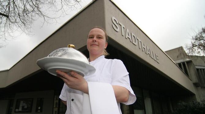 Es darf in der Metzinger Stadthalle angerichtet werden - von wem auch immer. Hier ist es die Köchin Martina Bugar, doch künftig