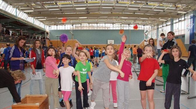 Sportfest in Pliezhausen: Mit dem sogenannten Koosh-Ball macht das Werfen besonderen Spaß. FOTO: SANDER